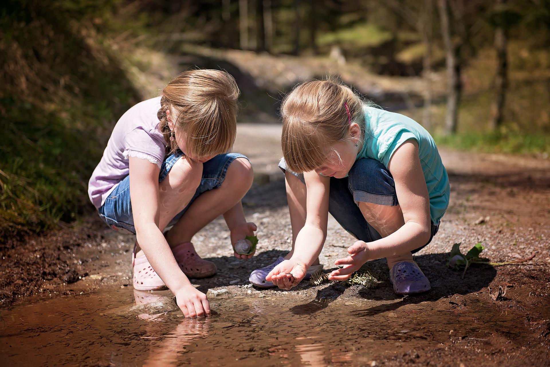 girls by river pixa bay