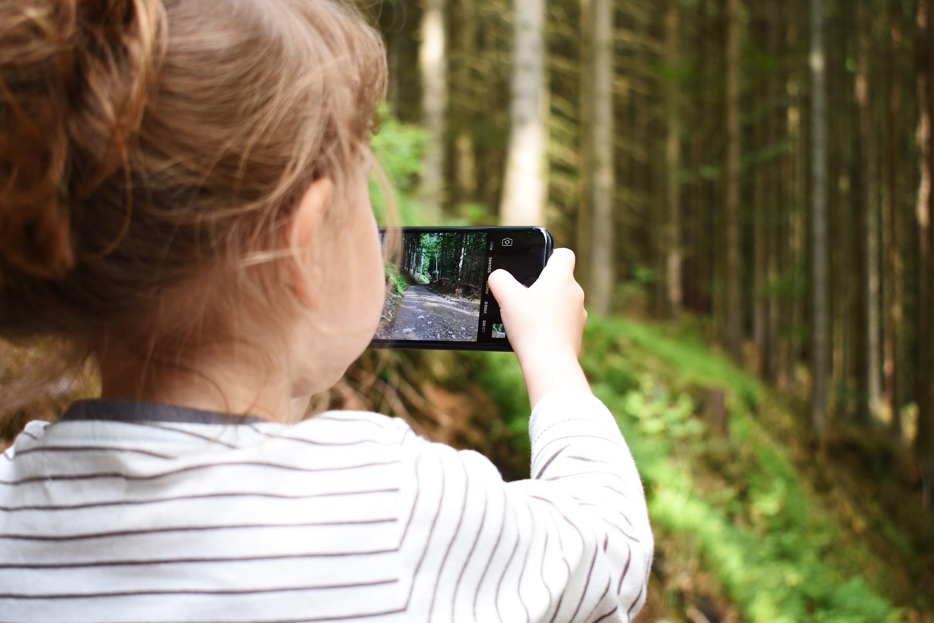 girl with app on phone